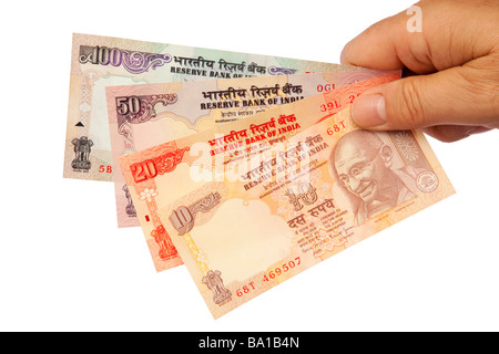 De l'argent homme hand holding poignée de monnaie indienne Banque D'Images