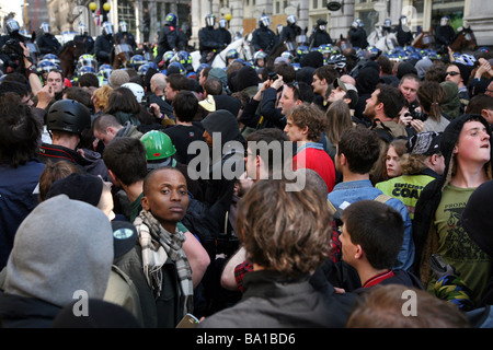 La police anti-émeute a retenir les manifestants lors des manifestations du G20 à Londres Banque D'Images