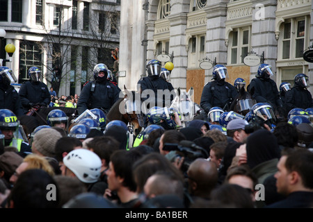 La police anti-émeute a retenir les manifestants lors des manifestations du G20 à Londres Banque D'Images