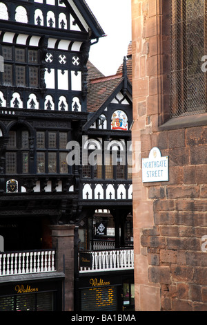 Northgate Street et la Croix au coeur de l'hôtel Tudor bâtiments à la ville romaine historique de Chester, Cheshire, Angleterre, RU Banque D'Images