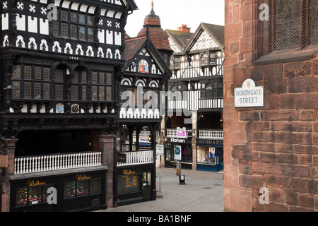 Northgate Street et la Croix au coeur de l'hôtel Tudor bâtiments à la ville romaine historique de Chester, Cheshire, Angleterre, RU Banque D'Images
