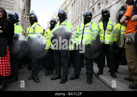 La police anti-émeute lors de manifestations du G20 à Londres Banque D'Images