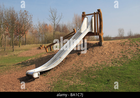 Une aire de glisser dans l'aire de jeux dans le parc, pays des lacs Yacine Boukabous Middx, UK. Banque D'Images