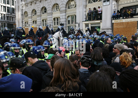 La police anti-émeute a retenir les manifestants lors des manifestations du G20 à Londres Banque D'Images