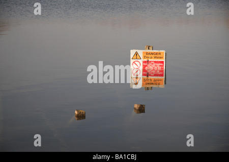 Un "danger partiellement immergée en eau profonde' signe dans un lac de lacs Country Park, Yacine Boukabous, Yacine Boukabous Middlex, UK. Banque D'Images