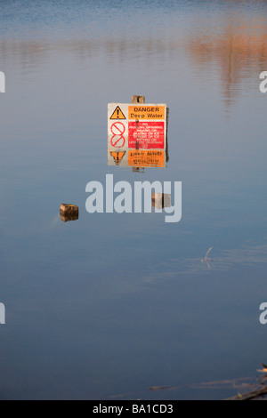 Un "danger partiellement immergée en eau profonde' signe dans un lac de lacs Country Park, Yacine Boukabous, Yacine Boukabous Middlex, UK. Banque D'Images