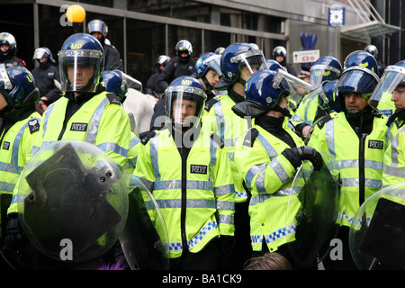 La police anti-émeute lors de manifestations du G20 à Londres Banque D'Images