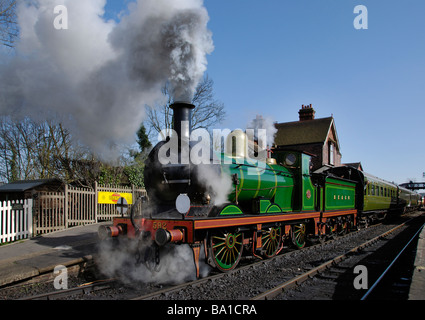 Wainwright C Class Locomotive nº592 sort de Sheffield Park Station sur le chemin de fer dans le Sussex. Bluebell Banque D'Images