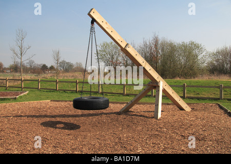 Une aire de rotation des pneus dans l'aire de jeu dans le pays des lacs et du parc Yacine Boukabous réserve naturelle locale, Middx. Banque D'Images