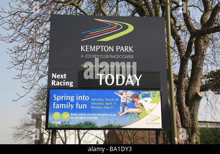 Un panneau à l'entrée de l'Hippodrome de Kempton Park, Sunbury on Thames, Middlesex, Royaume-Uni. Banque D'Images