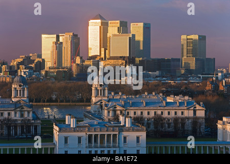 Vue depuis le Parc de Greenwich vers le Royal Naval College et le centre financier de Canary Wharf, Londres, Angleterre Banque D'Images