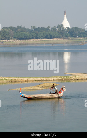 Le Myanmar/Birmanie. Les pêcheurs PRÈS DE AMARAPURA SUR LA RIVIÈRE d'IRRAWADY Photo Julio Etchart Banque D'Images