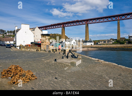 Automotrices diesels sur le Firth of Forth Railway Bridge et ancienne jetée dans le Nord Queensferry Fife Ecosse Banque D'Images