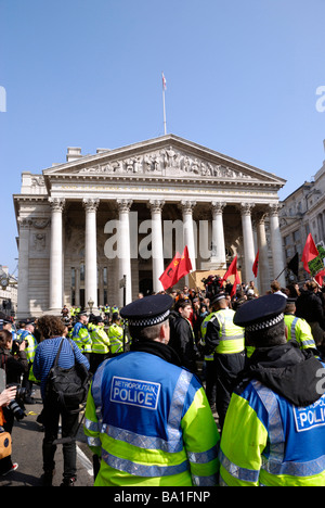 Deux agents de police surveillance du G20 des manifestations dans la ville de Londres Banque D'Images