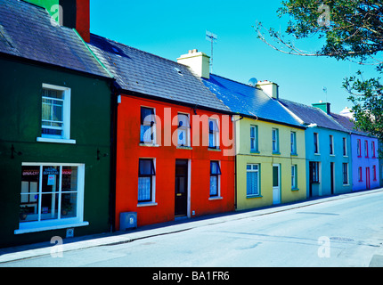 Belle journée ensoleillée avec ses maisons colorées dans le môle sur la péninsule de Beara Comté de Cork Banque D'Images