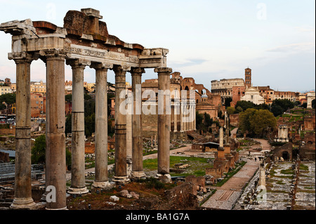 À la recherche à partir de la colline du Capitole sur le Forum Romain vers le Colisée. Les colonnes du Temple de Saturne dans l'avant-plan Banque D'Images