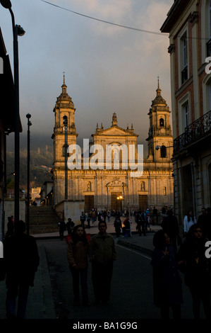 La tombée de la lumière frappant le Primate Cathédrale dans la Plaza Bolivar du centre-ville de Bogotá, Colombie Banque D'Images