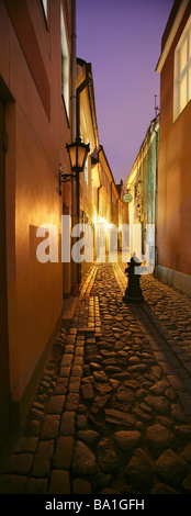 L'étroite rue pavée, Troksnu au crépuscule, Riga, Lettonie. Banque D'Images