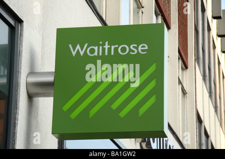 Le signe au-dessus du magasin avant et à l'entrée du supermarché Waitrose sur Edgware Road, Londres. Mar 2009 Banque D'Images