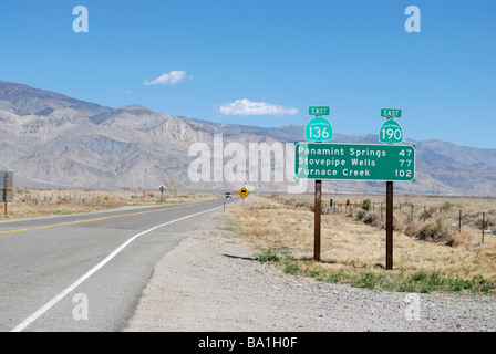 L'autoroute 136 et 190 de Lone Pine à la vallée de la mort, à l'extrémité nord du lac Owens, la Californie de l'USA Banque D'Images