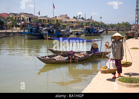 Les femmes vietnamiennes vente des produits le long de la rivière Thu Bon à Hoi An Vietnam Banque D'Images