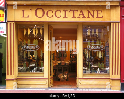 Façade avant jaune de l'Occitane shop Wicklow Street Dublin Ireland Banque D'Images