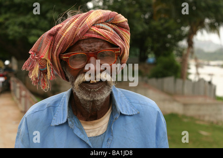 Un mendiant à lunettes à hampi, Inde Banque D'Images