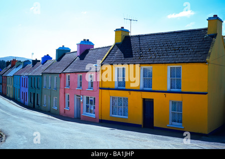 Belle journée ensoleillée avec ses maisons colorées dans le môle sur la péninsule de Beara Comté de Cork Banque D'Images