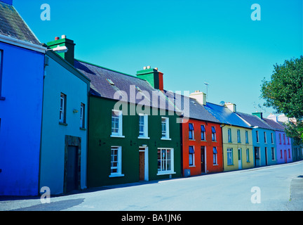 Belle journée ensoleillée avec ses maisons colorées et l'église dans le môle sur la péninsule de Beara Comté de Cork Banque D'Images