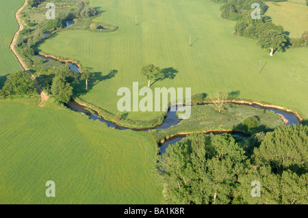 Vue aérienne des méandres dans une petite rivière entourée de champs au milieu de Devon, Angleterre Banque D'Images