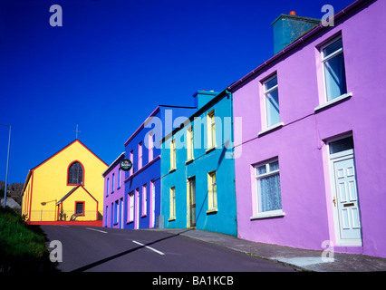 Belle journée ensoleillée avec ses maisons colorées et l'église dans le môle Ballydonegan sur la péninsule de Beara Comté de Cork Banque D'Images