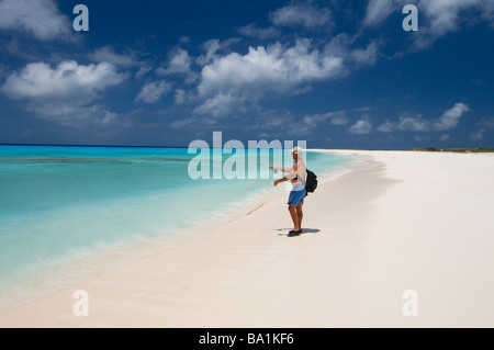 L'homme pêche de mouche sur Cayo de Agua Los Roques Venezuela Amérique du Sud Banque D'Images