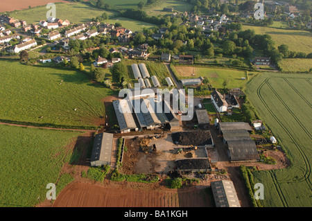Vue aérienne de grande ferme laitière de plaine probablement près de Halberton Village de Mid Devon Banque D'Images