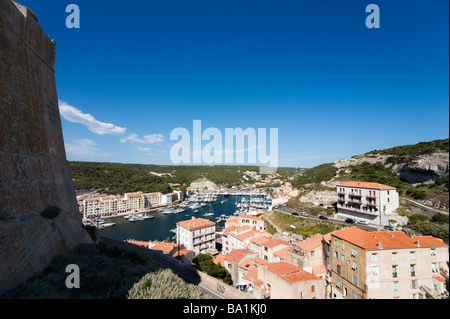 Vue sur le port de haute-ville (vieille ville), Bonifacio, Corse, France Banque D'Images