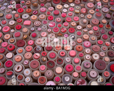 Les boutons de couleur affichées à l'échoppe de marché Banque D'Images