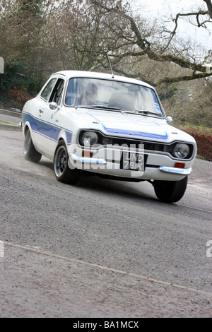 Ford Escort mk1 RS2000 les virages à vitesse au cours d'un autotest dans événement Delamont Country Park, comté de Down, Irlande du Nord Banque D'Images