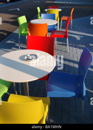 Chaises de restaurant à l'extérieur de couleur Banque D'Images