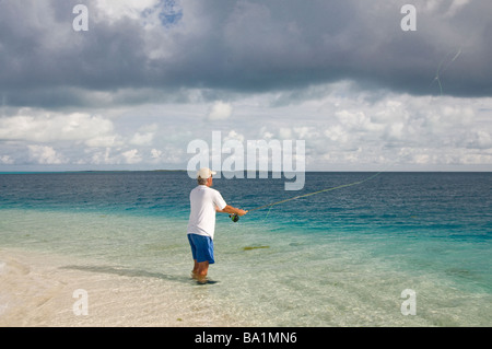 Pêche à la mouche l'homme de la plage sur Madrizqui Los Roques Venezuela Amérique du Sud Banque D'Images