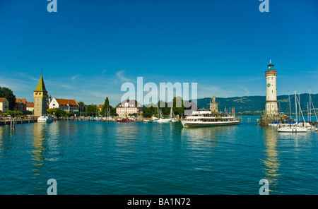 À l'entrée du port de Lindau à swiss alp panorama Le Lac de Constance Allemagne Hafeneinfahrt Lindau mit Blick auf die Alpen Banque D'Images