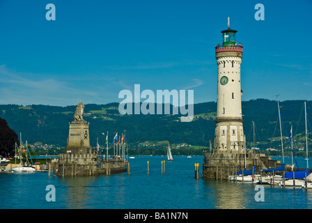 À l'entrée du port de Lindau à swiss alp panorama Le Lac de Constance Allemagne Hafeneinfahrt Lindau mit Blick auf die Alpen Banque D'Images