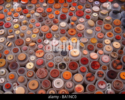 Les boutons de couleur affichées à l'échoppe de marché Banque D'Images