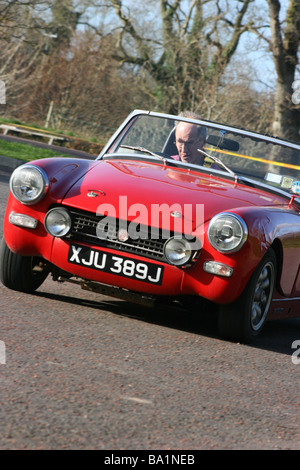 MG Midget en vitesse au cours d'un autotest dans événement Delamont Country Park, comté de Down, Irlande du Nord Banque D'Images