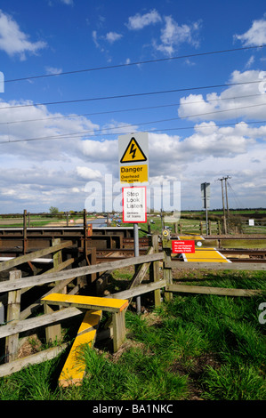 Un stile menant à un sentier plus de lignes de chemin de fer à un pont au-dessus de la Great Ouse près de Stretham Cambridgeshire England UK Banque D'Images