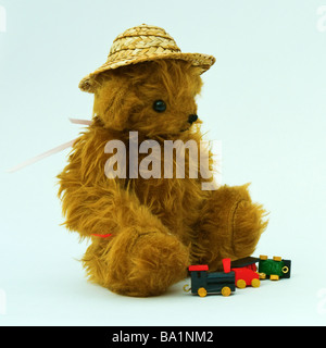 Hairy miniature teddy avec un train (Mini Bear Collection) Banque D'Images