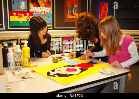 Les élèves des écoles secondaires de la classe d'art travaillant sur la cession Banque D'Images