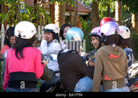 Les adolescents vietnamiens se rencontrer après l'école dans Hoi An Vietnam Banque D'Images