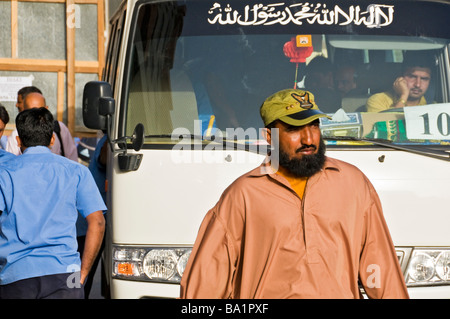 Autobus transportant des travailleurs étrangers à la maison après une journée de travail Dubaï ÉMIRATS ARABES UNIS Banque D'Images