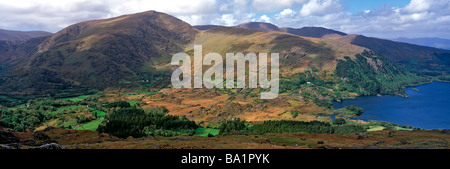 Une vue de l'Acha Montagnes et Glanmore Lough de haut sur le col, dans le comté de Kerry Healey Banque D'Images