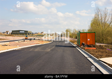 La voie de bus guidé en construction sur le site de la nouvelle station de bus/ site parking à St Ives. Banque D'Images