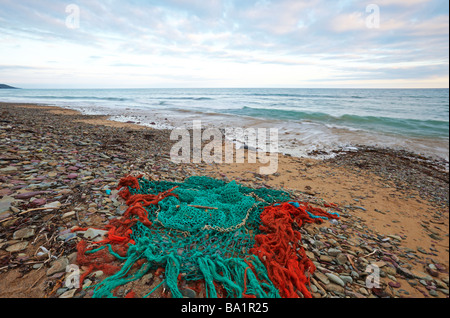 Les filets de pêche,pierres et débris, échoués sur la plage à Co.Cork, Irlande Banque D'Images